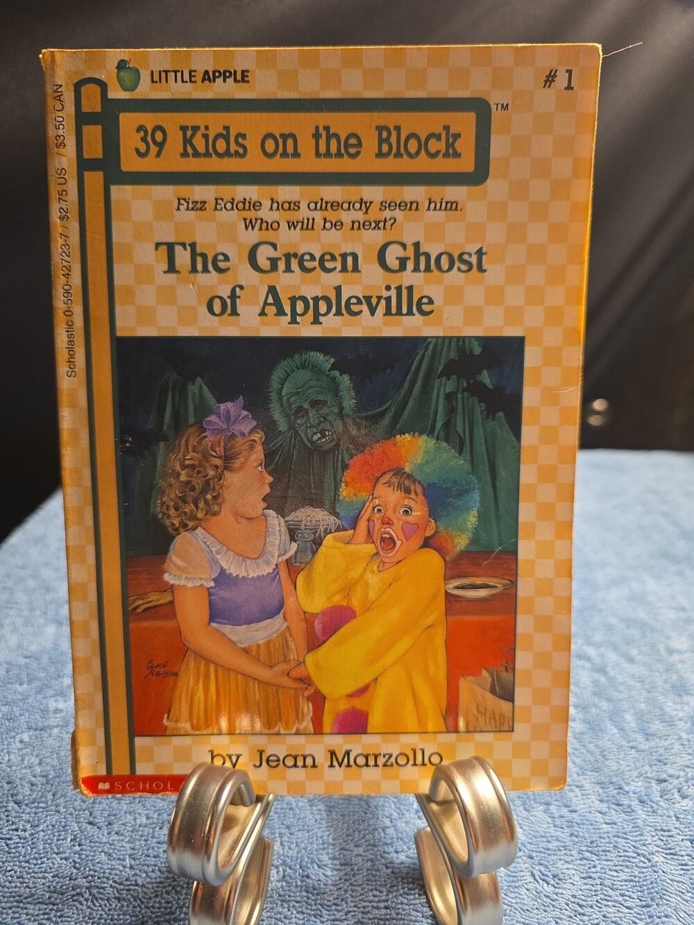 The Green Ghost of Appleville (39 Kids on the Block) by Jean Marzollo